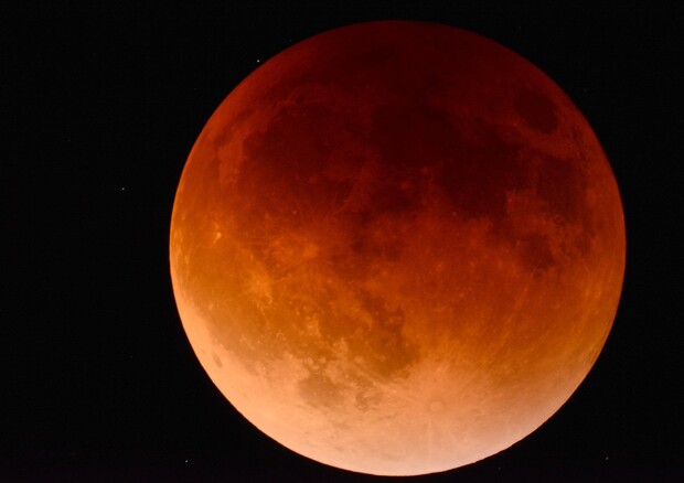 La Luna dirante un'eclissi totale (fonte: Kerry Barbour da Pixabay) © Ansa