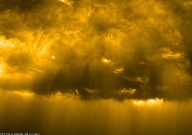 Il polo Sud del Sole visto dallo strumento EUI a bordo di Solar Orbiter quattro giorni dopo il passaggio ravvicinato (fonte: ESA & NASA/Solar Orbiter/EUI Team) © Ansa
