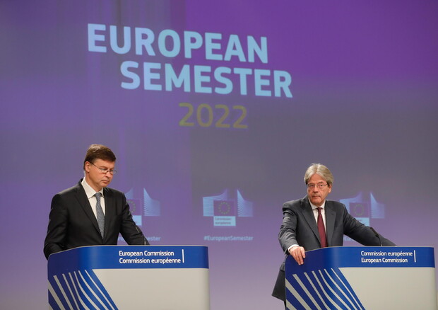 Valdis Dombrovskis e Paolo Gentiloni in conferenza stampa © EPA