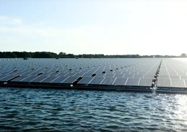 Esempio di impianto fotovoltaico galleggiante © ANSA