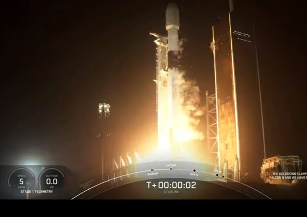 Il lancio del Falcon 9 con 52 satelliti Starlink (fonte: SpaceX) © Ansa
