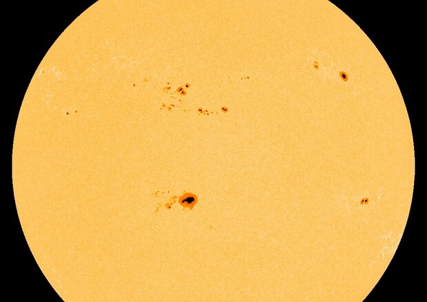 macchia solare visibile a occhio nudo, è 4 volte la Terra (fonte: NOAA SWPC) © Ansa