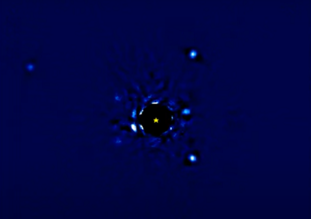 4 punti di luce sono i pianeti che orbitano intorno alla stella centrale, coperta da un disco nero per oscurarne la luminosità (fonte: Jason Wang/Northwestern University) © Ansa