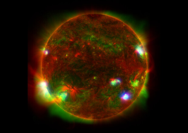 La luce del Sole ripresa in diverse lunghesse d'onda da tre osservatori solari (fonte: NASA/JPL-Caltech/JAXA) © Ansa