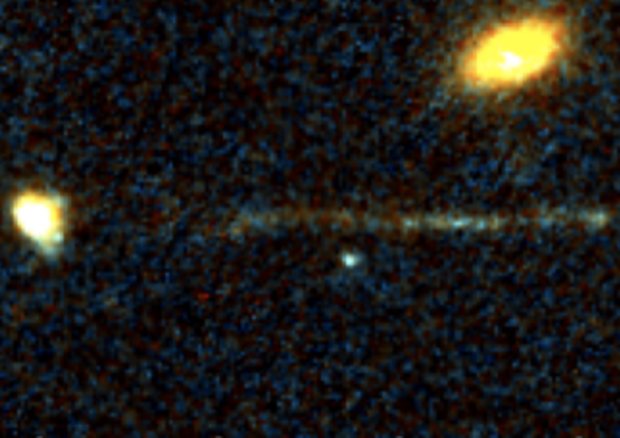  La scia luminosa che parte dalla galassia (sulla sinistra) e diventa più intensa man mano che si allontana verso destra (fonte: van Dokkum et al., arXiv, 2023) © Ansa