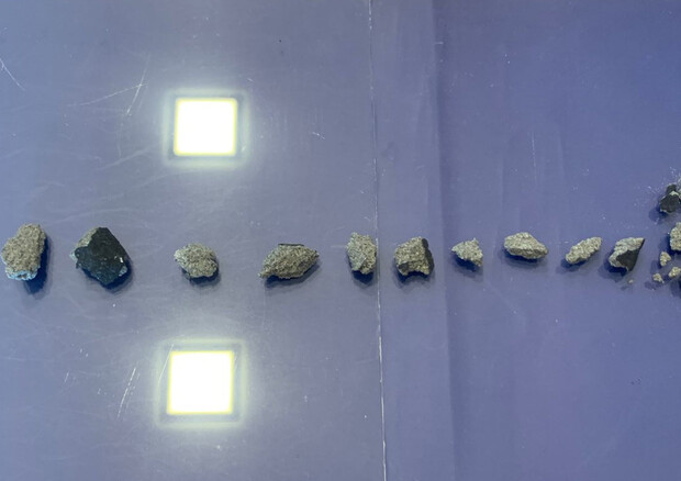 I frammenti della meteora di San Valentino trovati a Matera (fonte: Prisma/Inaf) © ANSA