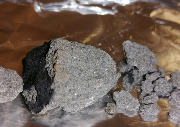 Frammenti del meteorite caduto a Matera (fonte: PRISMA/INAF) © Ansa