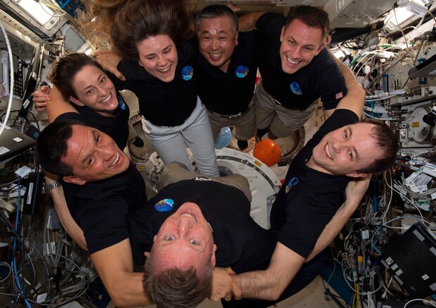 I sette astronauti a bordo della Stazione Spaziale Internazionale (fonte: NASA) © Ansa