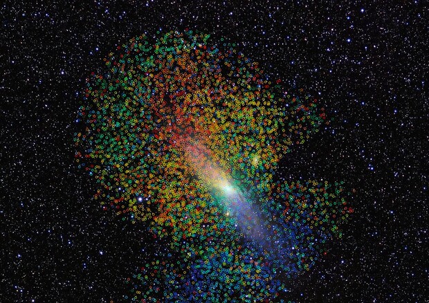 Misurati i movimenti di quasi 7.500 stelle all’interno della Galassia di Andromeda: in blu quelle che si muovono verso la galassia, in verde quelle stazionarie, in rosso quelle che si allontanano (fonte: NoirLAB) © Ansa