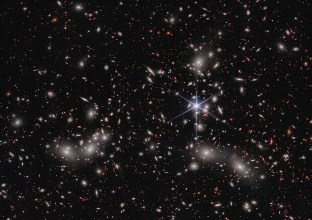 L’ammasso di galassie Abell 2744 osservato con il telescopio spaziale Webb, utilizzato come lente gravitazionale (fonte: NASA, ESA, CSA, I. Labbe/Swinburne University of Technology, R. Bezanson/University of Pittsburgh, A. Pagan/STScI) © Ansa