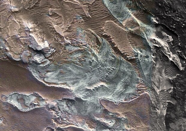 Le tracce di un ghiacciaio vicino l'Equatore di Marte (fonte: NASA MRO HiRISE e CRISM, composizione in falsi colori. Lee et al. 2023) (ANSA)