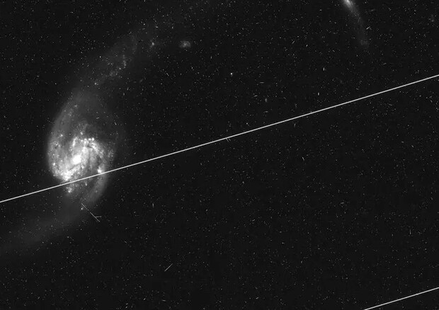 La scia di una costellazione dei satelliti di SpaceX disturba unìimmagine catturata dal telescopio spaziale Hubble (fonte: NASA, ESA, Kruk et al.) © Ansa