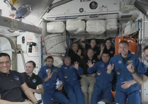 Gli 11 astronauti a bordo della Stazione Spaziale, dopo l'arrivo dei 4 della missione Crew 6 (fonte: NASA TV) © Ansa