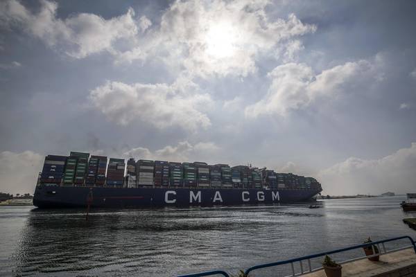 Egitto: cargo arenato blocca il canale di Suez