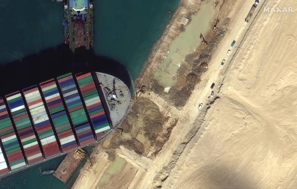 Suez ancora bloccato, ingorgo di oltre 300 navi