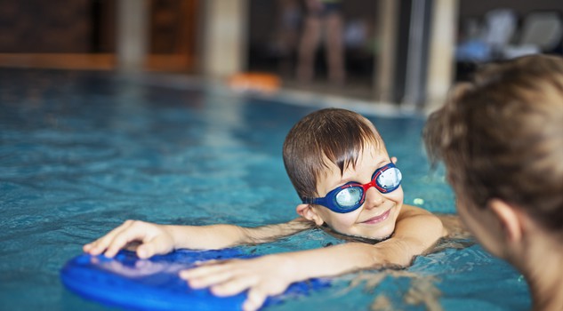 Lezioni di nuoto per bambini. foto Imgorthand iStock.