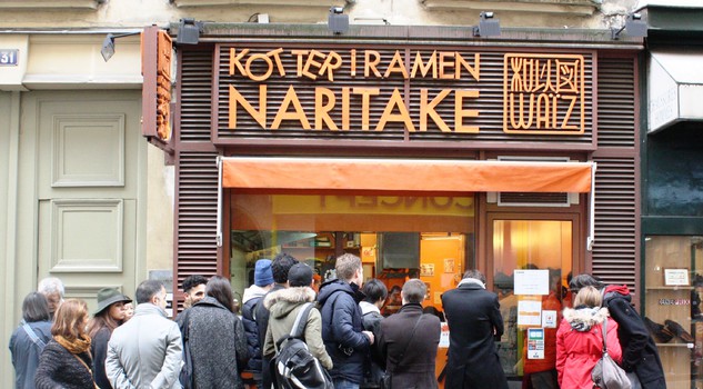 La fila fuori uno dei locali più trendy di Parigi in fatto di ramen. Studenti, parigini, turisti  per un'esperienza non dimenticabile grazie anche alla cucina a vista è Kotteri Ramen Naritake in Rue des Petit Champs