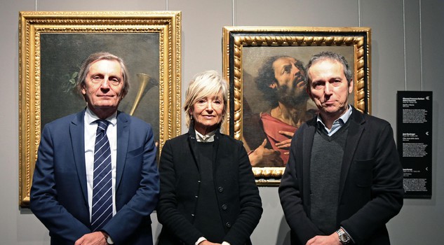 Da sinistra il presidente di Bper Banca Luigi Odorici, Lucia Peruzzi, curatrice della mostra, e Sebastiano Simonini, coordinatore del progetto Uno scrigno per l'arte