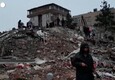 Terremoto in Turchia, la gente si prepara per la notte fredda dopo il sisma (ANSA)