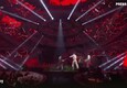 Sanremo, Blanco ha problemi di audio e distrugge i fiori sul palco (ANSA)