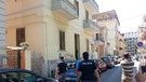 Agenti di polizia all'esterno della palazzina dove Maxim viveva insieme alla famiglia adottiva (ANSA)