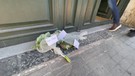 Uccisa nel Napoletano: fiori bianchi dinanzi portone vittima(ANSA)