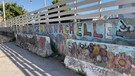 Lido abusivo nella spiaggia libera di Pozzuoli, tra rifiuti e servizi fatiscenti(ANSA)