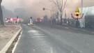 Nuovo incendio a Roma, l'intervento dei Vigili del fuoco negli autodemolitori (ANSA)