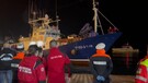 Migranti, la spagnola Aita Mari attracca nel porto di Ortona (ANSA)
