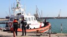 Migranti, a Pozzallo i sopravvissuti del naufragio davanti alla Libia (ANSA)