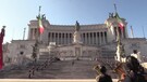 Natale di Roma, il sindaco Gualtieri depone una corona di alloro sul Milite ignoto (ANSA)
