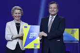 Il momento dell'approvazione del Next Generation EU italiano a Roma con Draghi e von der Leyen (ANSA)
