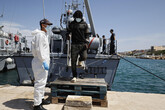 Migranti nell'hotspot di Lampedusa (ANSA)