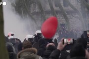 Scontri no vax a Bruxelles, la polizia usa lacrimogeni e idranti contro i manifestanti
