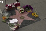 I fan rendono omaggio a Sidney Poitier sulla sua stella a Hollywood