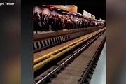 Iran, le donne si ribellano ai mullah nella metro di Teheran