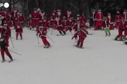 Usa, centinaia di sciatori sulle piste con costumi di Babbo Natale per beneficenza