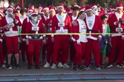 Messico, migliaia di runner vestiti da Babbo Natale per una corsa di beneficenza