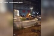 Napoli, turista inglese fa bagno in una fontana: il video diventa virale
