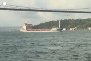 Grano, la prima nave battente bandiera turca attraversa il Bosforo