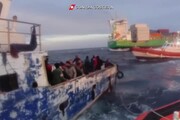 Cade in acqua durante soccorsi, migrante salvato da Guardia Costiera
