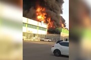 Brucia una ditta di solventi nel Novarese, esplosioni e fumo nero