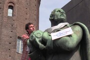 Earth Day, a Torino Extinction Rebellion benda le statue del centro