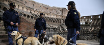 La polizia con le unità cinofile al Colosseo