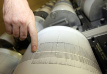 Un geologo dell'Istituto nazionale di geofisica e vulcanologia indica l'evoluzione di un terremoto, archivio (ANSA)