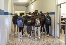 L'ingresso degli studenti nel liceo (ANSA)