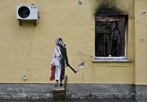 Kiev, cercano di rubare murale di Banksy a Gostomel, arrestati (ANSA)