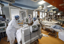 Operatori sanitari indossano tute e mascherine protettive in un reparto di terapia intensiva (foto d'archivio) (ANSA)