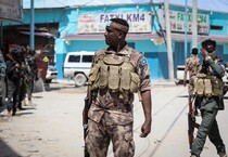 Mogadiscio, un'immagine di un precedente attacco contro un hotel (ANSA)