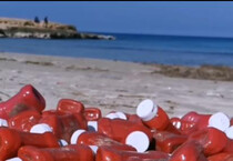 Le bottigliette di ketchup trovate sulla spiaggia (ANSA)